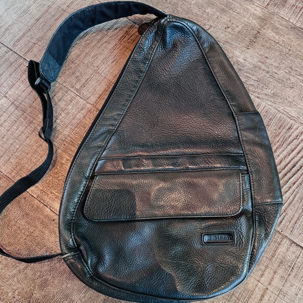 VINTAGE LL BEAN BLACK LEATHER SLING CROSSBODY BAG. Excellent Condition!